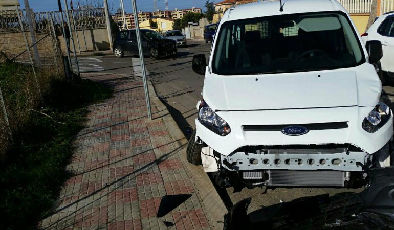 Accelera allo stop, anziché fermarsi: incidente a Barracca Manna