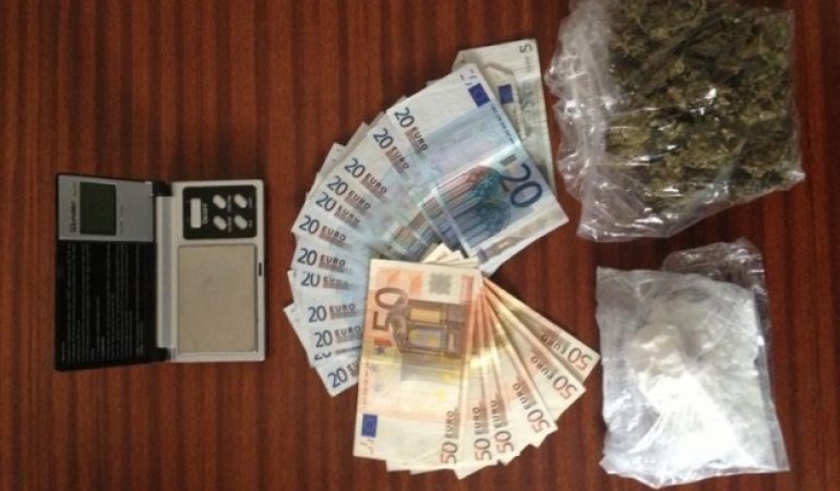 Ales: giovane trovato in possesso di cocaina, marijuana e 5mila euro