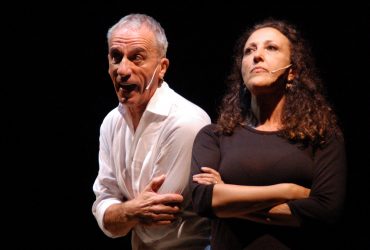 Teatro Cagliari: Blumen pièce originale di Helmut Langestoss.