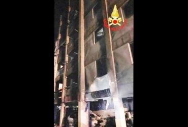 Ancora una notte di fiamme a Pirri: palazzo evacuato a seguito di un incendio di 12 auto