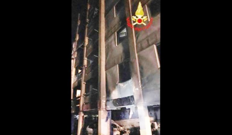 Ancora una notte di fiamme a Pirri: palazzo evacuato a seguito di un incendio di 12 auto