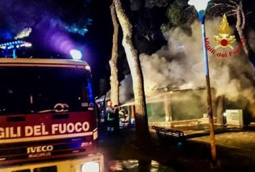 Cagliari:distrutto dalle fiamme un chiosco a Buoncammino