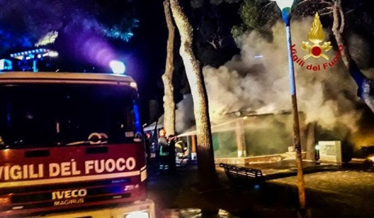 Cagliari:distrutto dalle fiamme un chiosco a Buoncammino