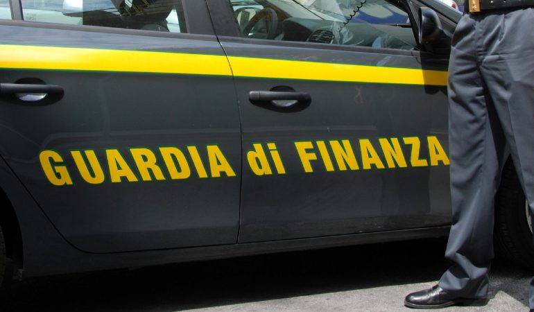 Prodotti pericolosi e articoli contraffatti: una denuncia a Cagliari