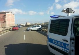 Una Golf sbanda e urta il guardrail vicino ad Auchan