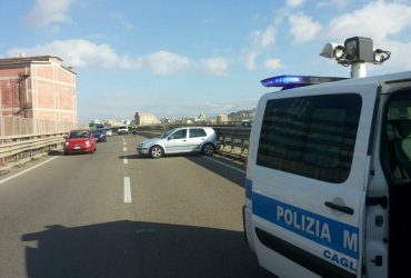 Una Golf sbanda e urta il guardrail vicino ad Auchan