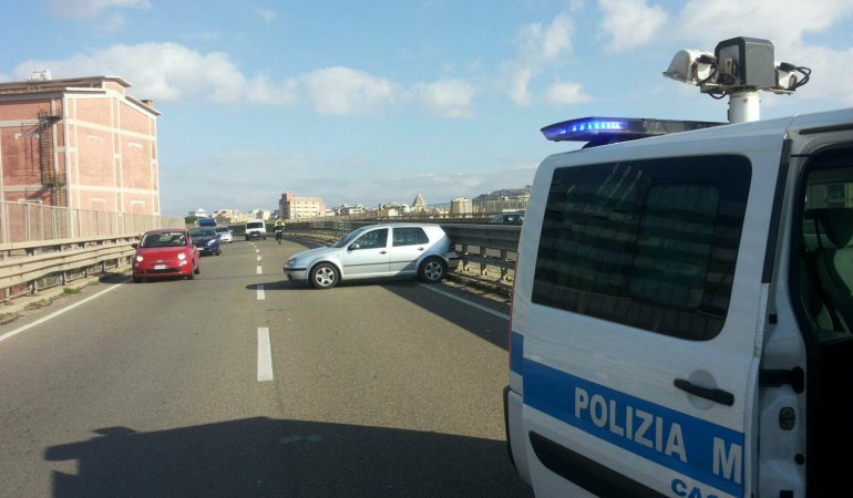 Una Golf sbanda e urta il guardrail vicino ad Auchan