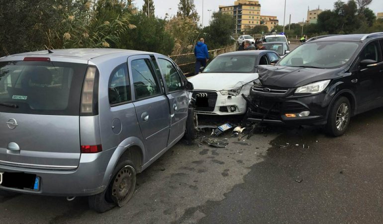 Tragedia sfiorata in via Po a Cagliari tra tre autovetture