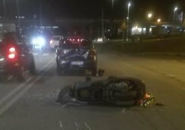 Motociclista in codice rosso dopo aver tamponato un’auto