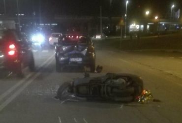 Motociclista in codice rosso dopo aver tamponato un’auto