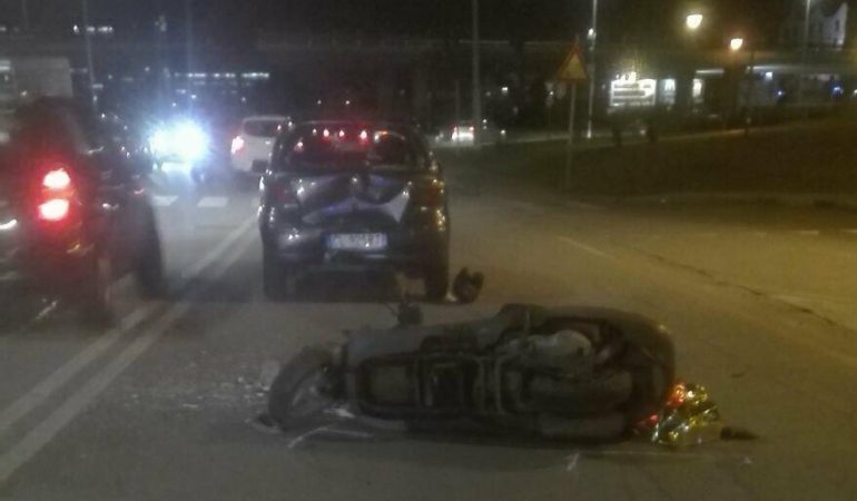 Motociclista in codice rosso dopo aver tamponato un’auto