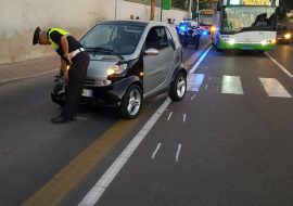 Cagliari: una Smart tampona una moto