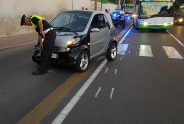 Cagliari: una Smart tampona una moto