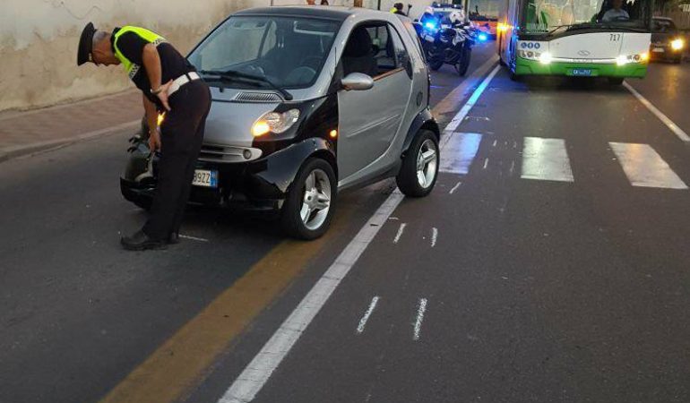 Cagliari: una Smart tampona una moto