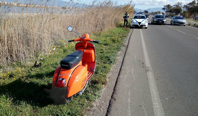 Perde il controllo della Vespa in via Lungosaline a Cagliari