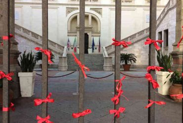 Un nastro rosso e una panchina rossa contro la violenza sulle donne a Cagliari