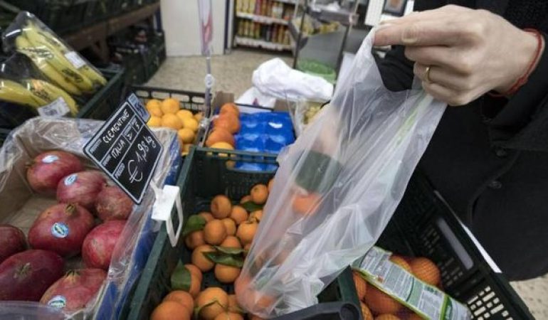 Sacchetti bio a pagamento per frutta, verdura, pane e medicinali. E’ polemica.