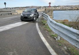 Perde il controllo dell’auto e finisce sul guardrail nella SS 195