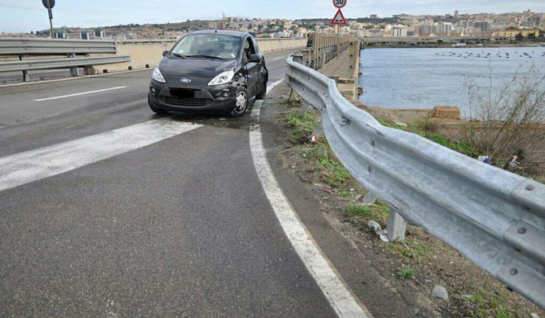 Perde il controllo dell’auto e finisce sul guardrail nella SS 195