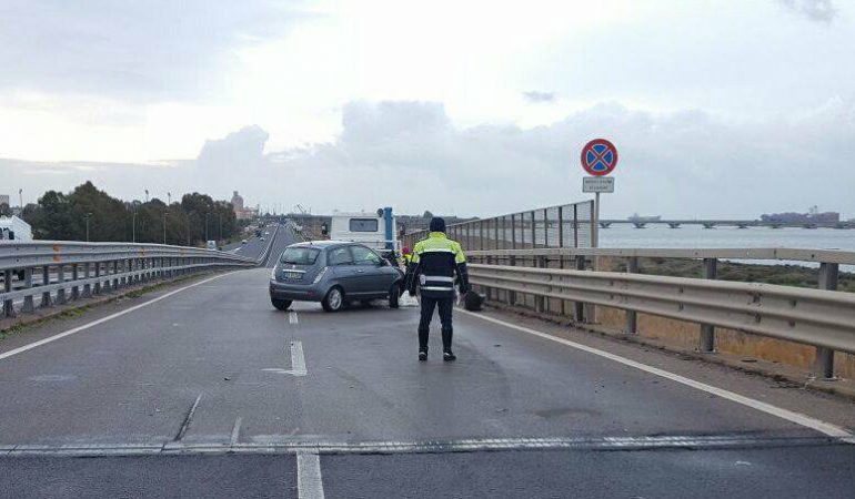 Finisce contro la barriera spartitraffico sul raccordo della SS. 195 verso Pula