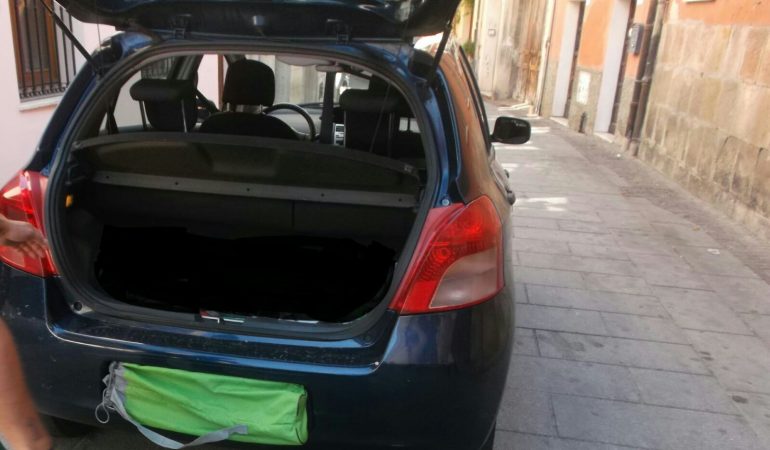 L’ingegno non basta: multa e denuncia per aver nascosto il  numero di targa