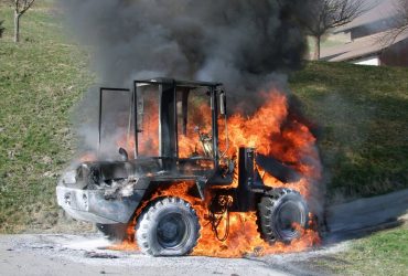 Uras: a fuoco quattro trattori e un’auto