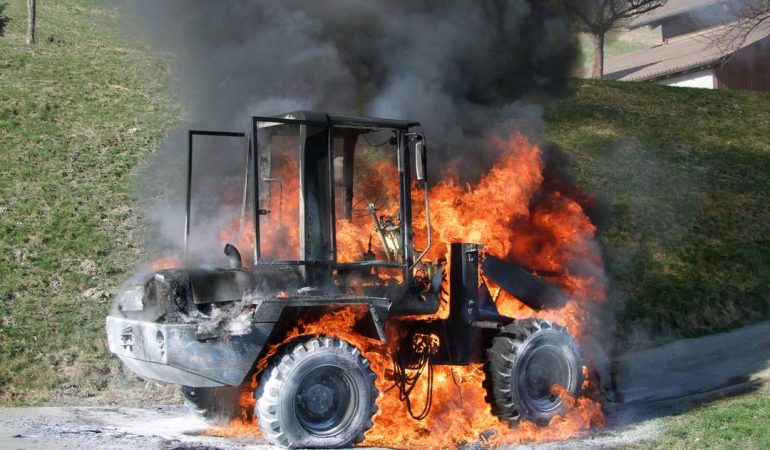 Uras: a fuoco quattro trattori e un’auto