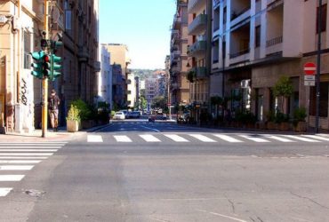 Moto contro taxi tra via Sonnino e via Alghero a Cagliari