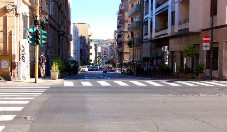 Moto contro taxi tra via Sonnino e via Alghero a Cagliari