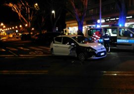 Cagliari, finisce con l’auto su un bus del Ctm