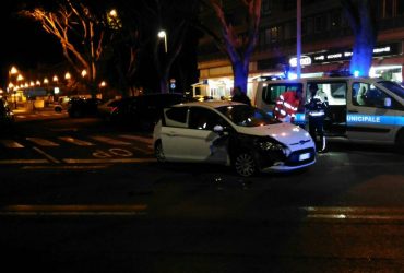 Cagliari, finisce con l’auto su un bus del Ctm