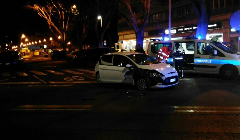 Cagliari, finisce con l’auto su un bus del Ctm