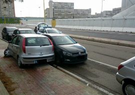 Cagliari: un’auto finisce sul marciapiede e urta un’altra auto in sosta