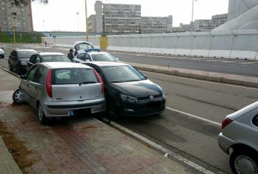 Cagliari: un’auto finisce sul marciapiede e urta un’altra auto in sosta