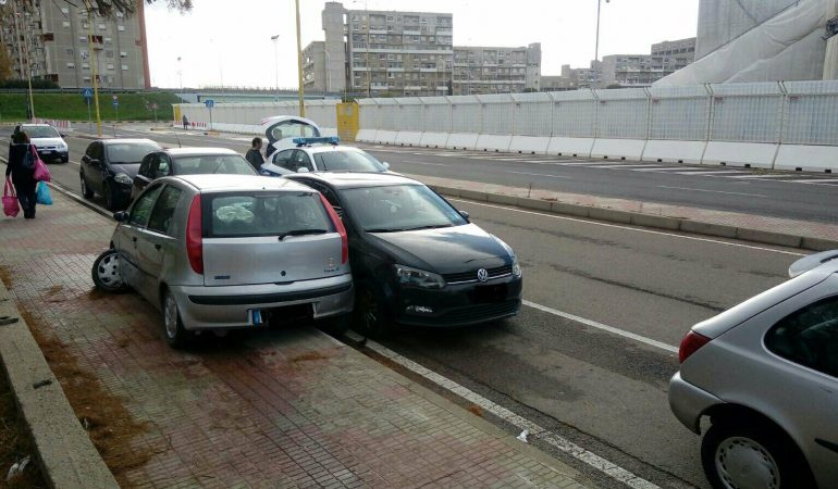 Cagliari: un’auto finisce sul marciapiede e urta un’altra auto in sosta