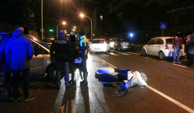 Cagliari: scivola sull’asfalto guidando una Vespa