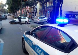 Cambia corsia in via Dante a Cagliari e si scontra con una moto