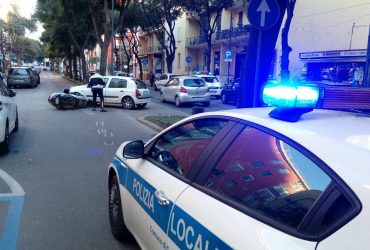 Cambia corsia in via Dante a Cagliari e si scontra con una moto