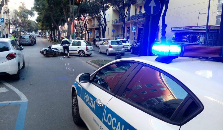 Cambia corsia in via Dante a Cagliari e si scontra con una moto