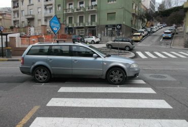 Pedone ferito mentre attraversa sulle strisce a Cagliari