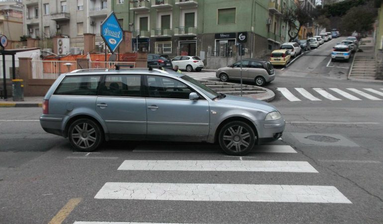 Pedone ferito mentre attraversa sulle strisce a Cagliari