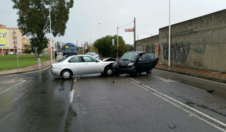 Cagliari. Non rispetta lo stop: finisce addosso a una Smart