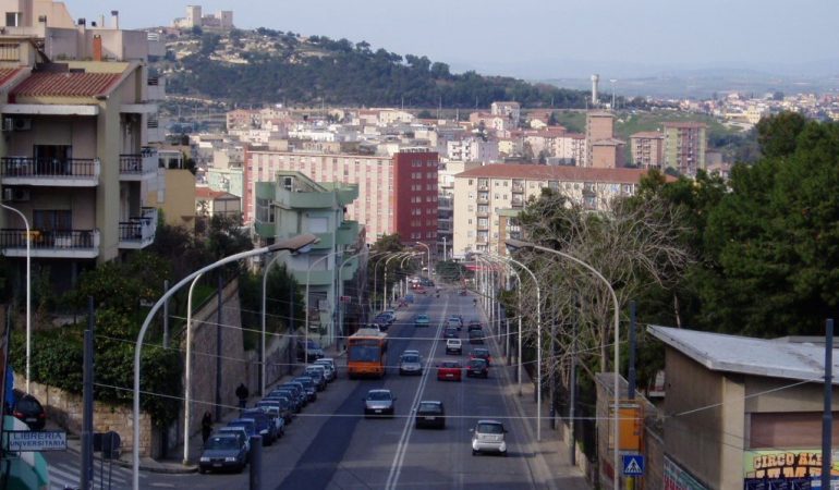 Traffico bloccato in via Is Mirrionis