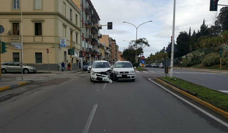 Scontro in via Liguria: una passeggera di 70 anni ricoverata in codice giallo