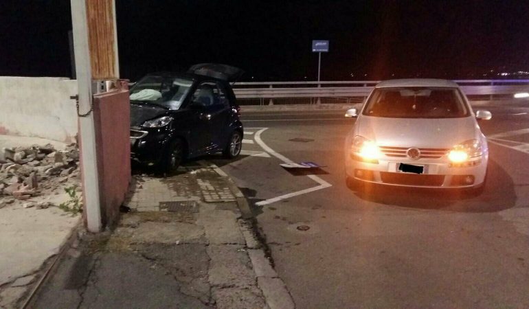 Cagliari: Smart abbatte muro di un discount in Via Mercalli