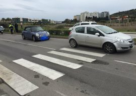 Cagliari, tampona un’auto ferma per far attraversare un pedone