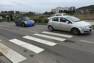 Cagliari, tampona un’auto ferma per far attraversare un pedone