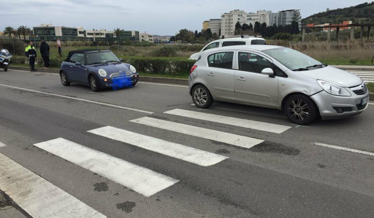 Cagliari, tampona un’auto ferma per far attraversare un pedone