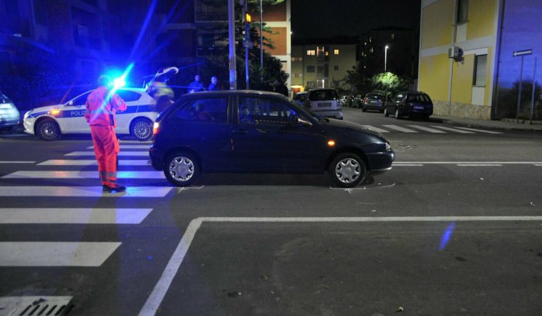 Una Seat investe un pedone in via Piovella a Cagliari