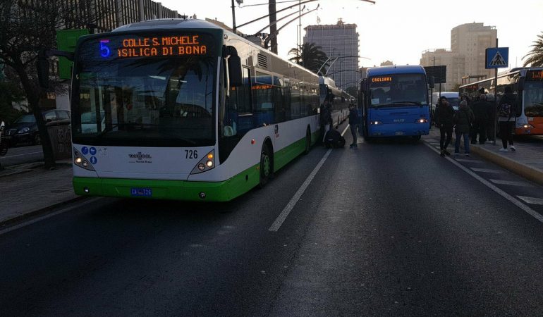 Cagliari: un bus dell’Arst investe un pedone sulle strisce pedonali